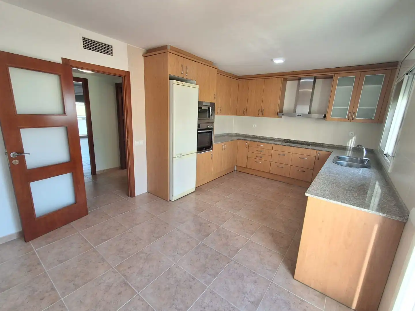 Cuina de Casa adosada en venda en Tortosa amb Aire condicionat, Calefacció i Jardí privat