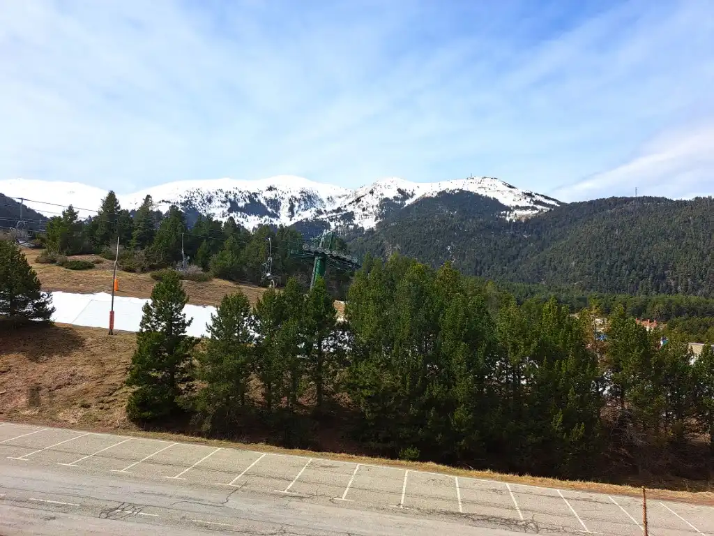 Vista exterior de Dúplex en venta en Alp con Calefacción, Trastero y Amueblado