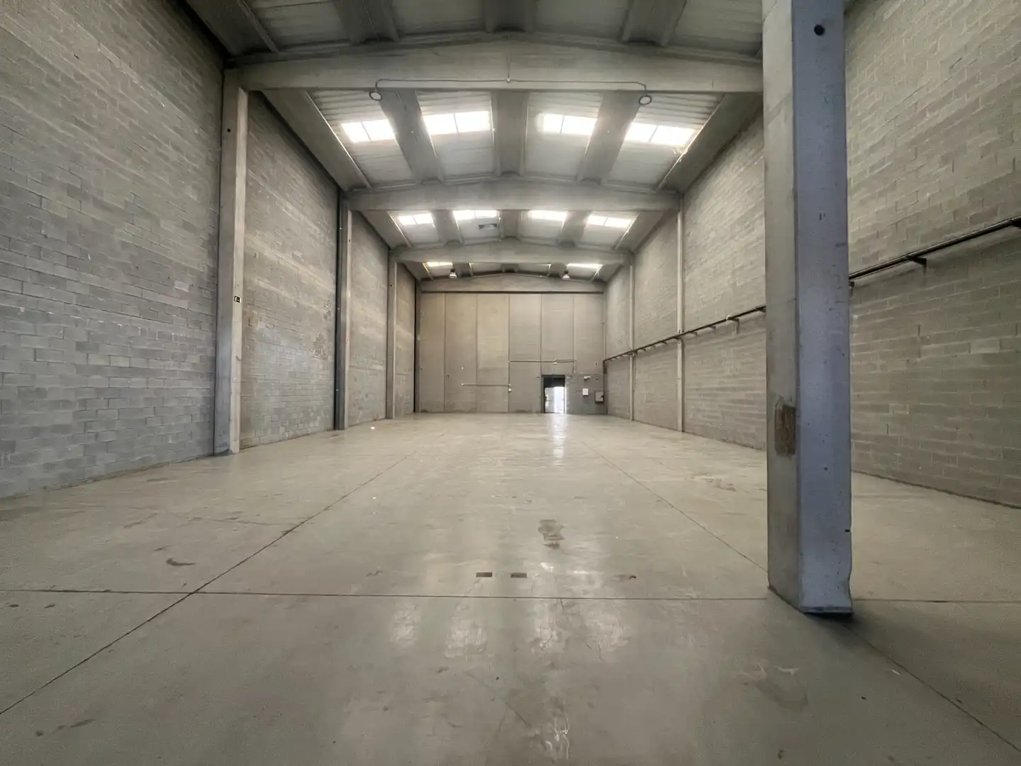 Industrial buildings for rent in Salt
