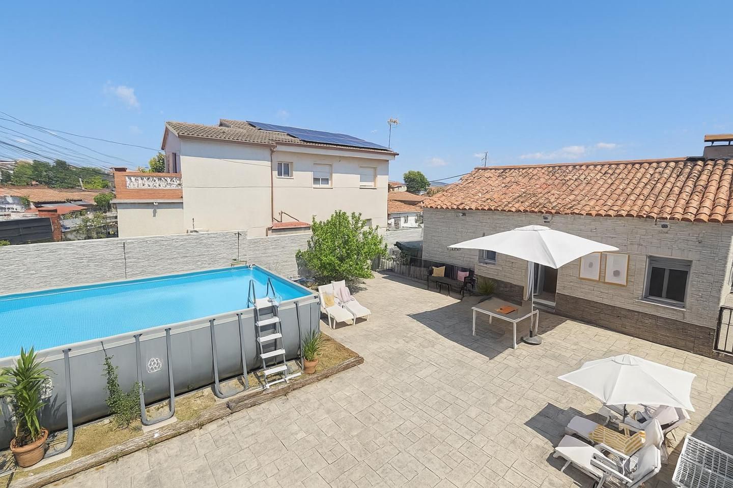 Piscina de Casa o xalet en venda en Esparreguera amb Jardí privat, Terrassa i Traster