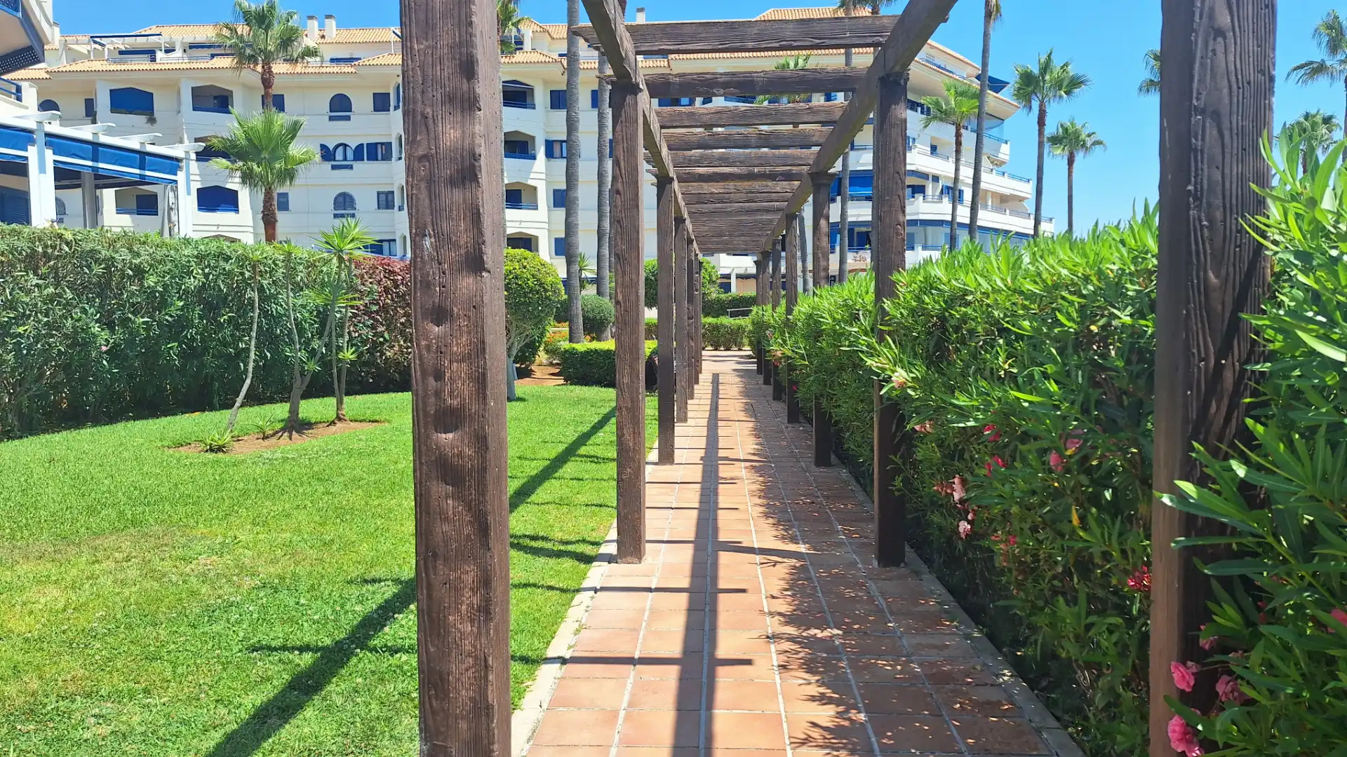 Vista exterior de Ático en venta en Manilva con Terraza, Amueblado y Horno