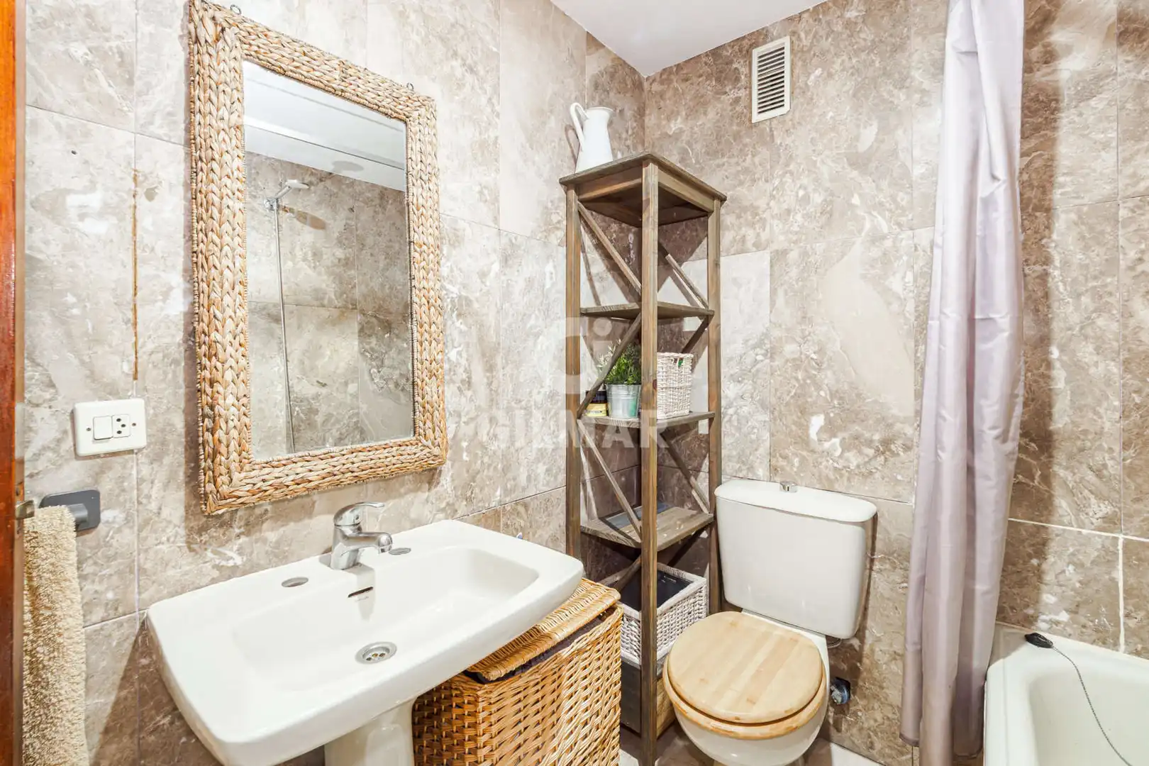 Badezimmer von Wohnung zum Verkauf in Sevilla mit Heizung, Privatgarten und Abstellraum