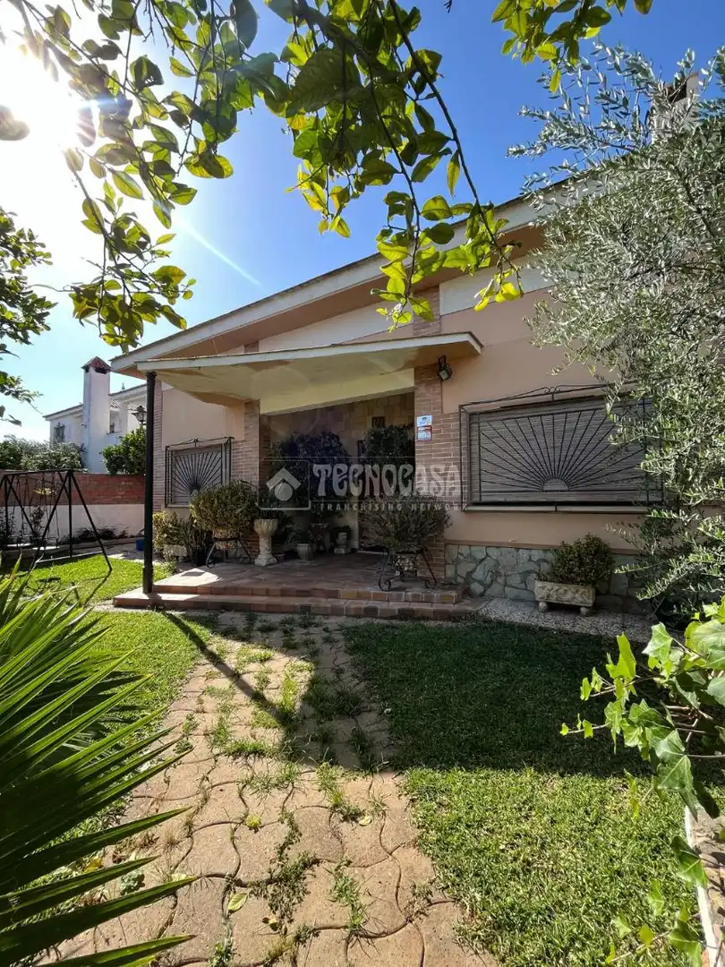 Vista exterior de Casa o chalet en venta en Mairena del Alcor con Aire acondicionado, Calefacción y Piscina comunitaria