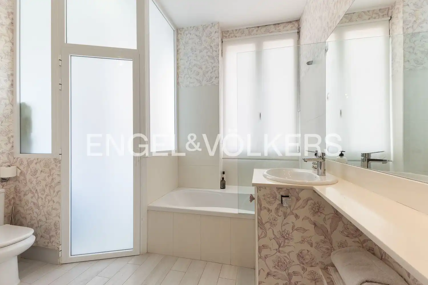 Bathroom of Flat for rent in Valencia  with Air Conditioner, Heating and Parquet flooring