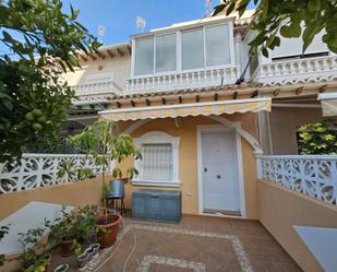 Vista exterior de Casa adosada en venda en Torrevieja amb Aire condicionat, Calefacció i Jardí privat