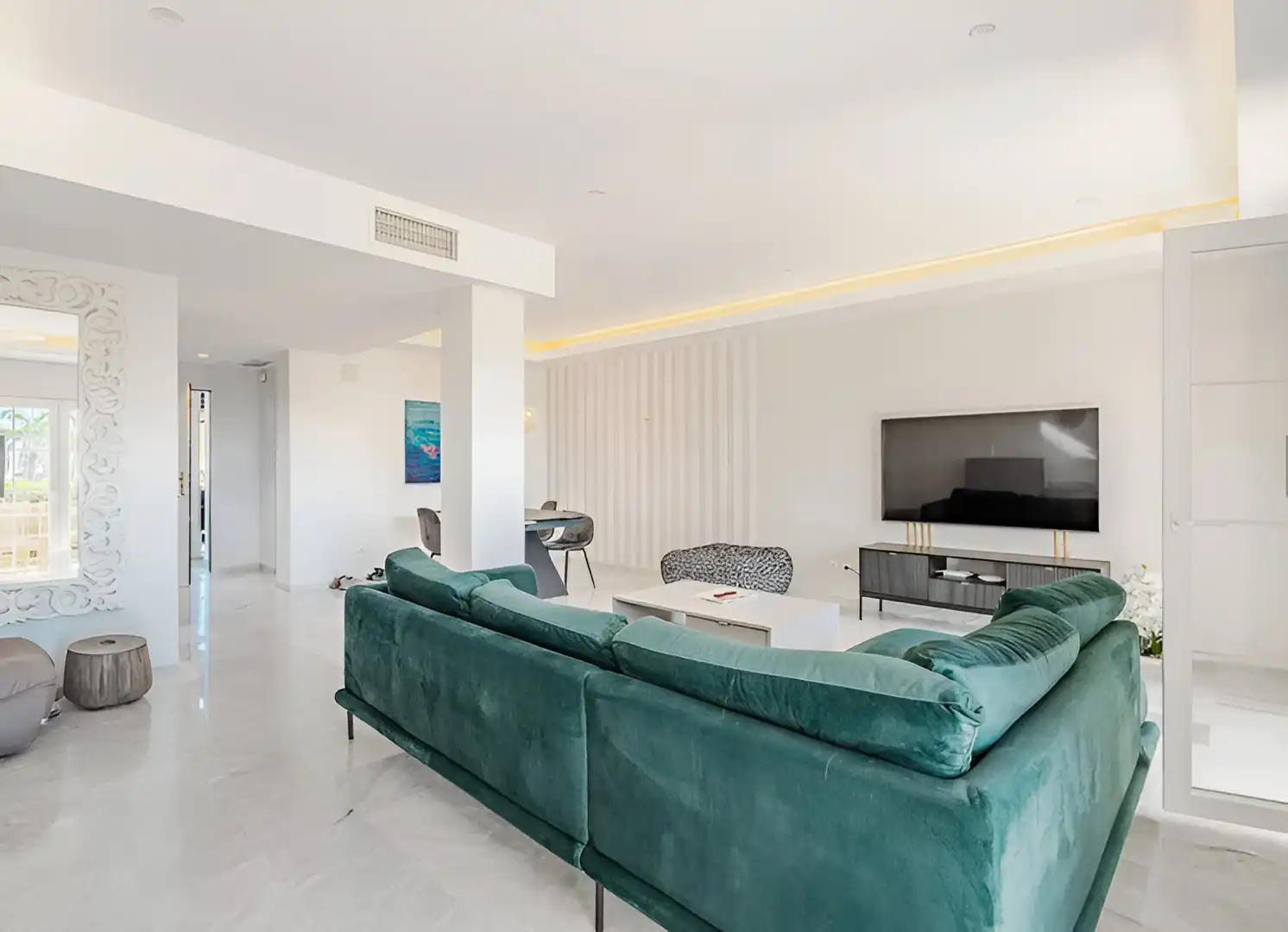 Sala d'estar de Casa adosada en venda en Estepona amb Aire condicionat, Jardí privat i Terrassa