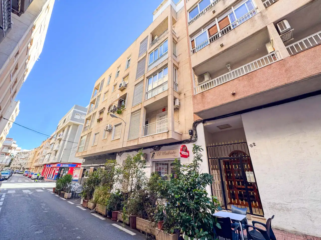 Vista exterior de Ático en venta en Torrevieja con Calefacción, Terraza y Balcón