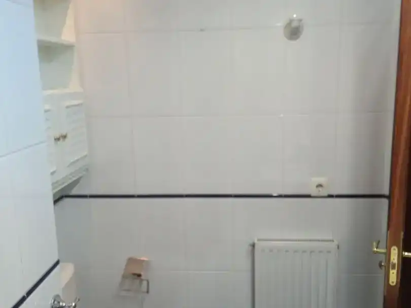 Baño de Piso de alquiler en Nigrán con Jardín privado, Parquet y Amueblado