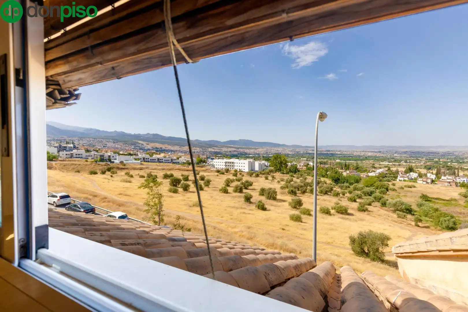 Außenansicht von Einfamilien-Reihenhaus zum Verkauf in Granada mit Klimaanlage, Heizung und Terrasse