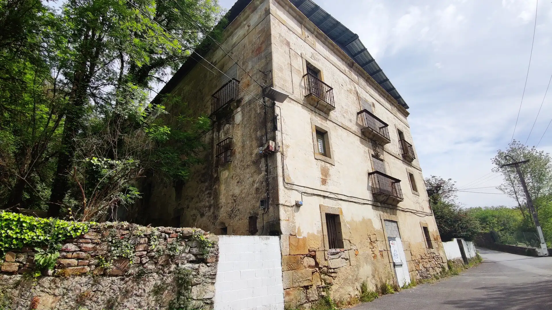 Außenansicht von Gebäude zum Verkauf in Bedia