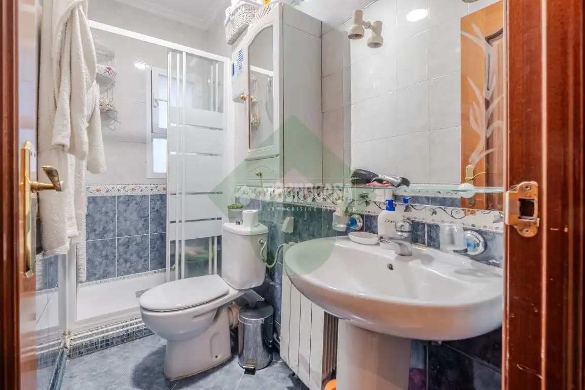 Bathroom of Flat for sale in Madrid  with Air Conditioner and Heating