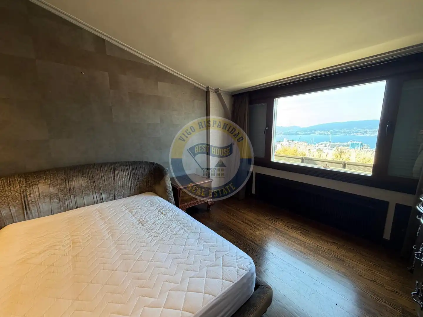 Schlafzimmer von Dachboden zur Miete in Vigo  mit Heizung, Parkett und Terrasse