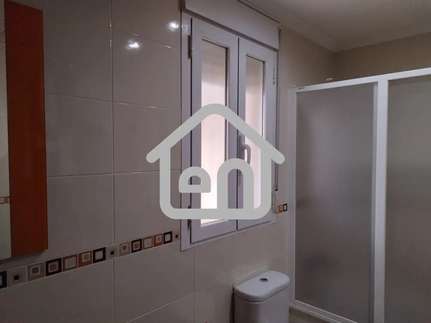 Badezimmer von Einfamilien-Reihenhaus zum Verkauf in Requena mit Heizung, Terrasse und Abstellraum