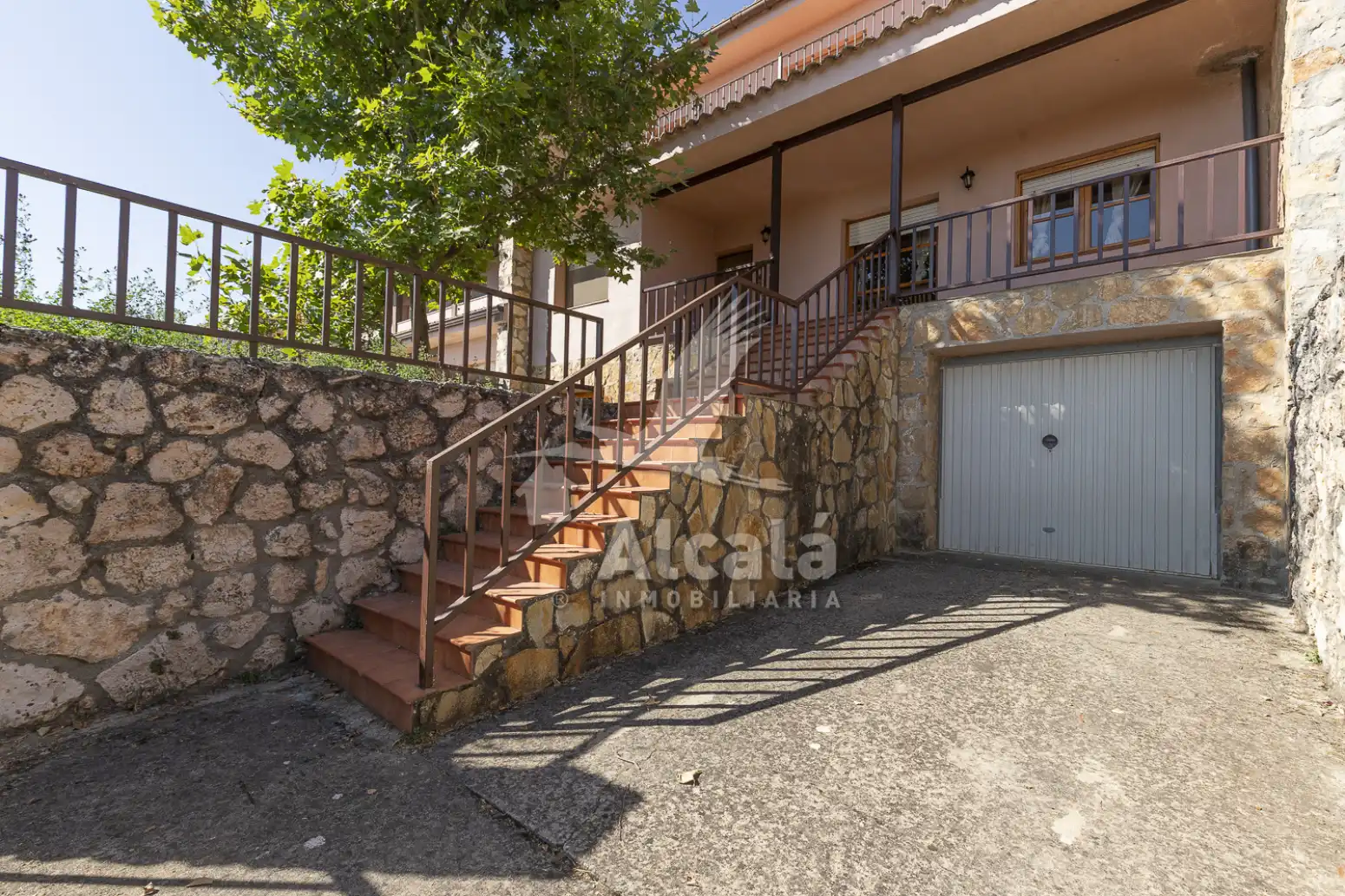 Vista exterior de Casa adosada en venda en Alocén amb Calefacció