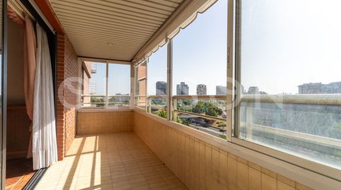 Amplia vivienda con terraza en urbanización privada con seguridad 24 horas en Chamartín