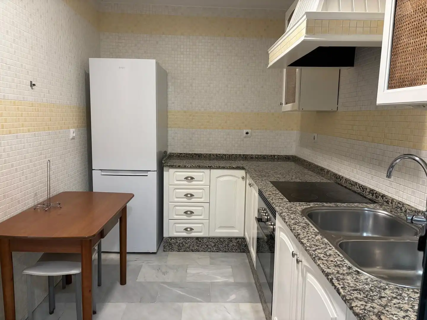 Cuina de Apartament en venda en Barbate amb Jardí privat, Traster i Moblat