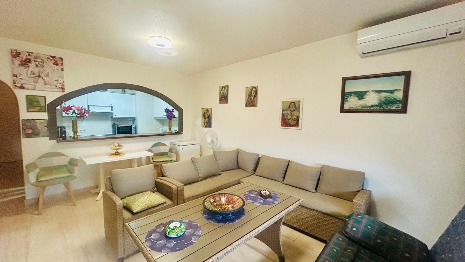 Sala d'estar de Apartament en venda en Empuriabrava amb Aire condicionat, Terrassa i Piscina comunitària