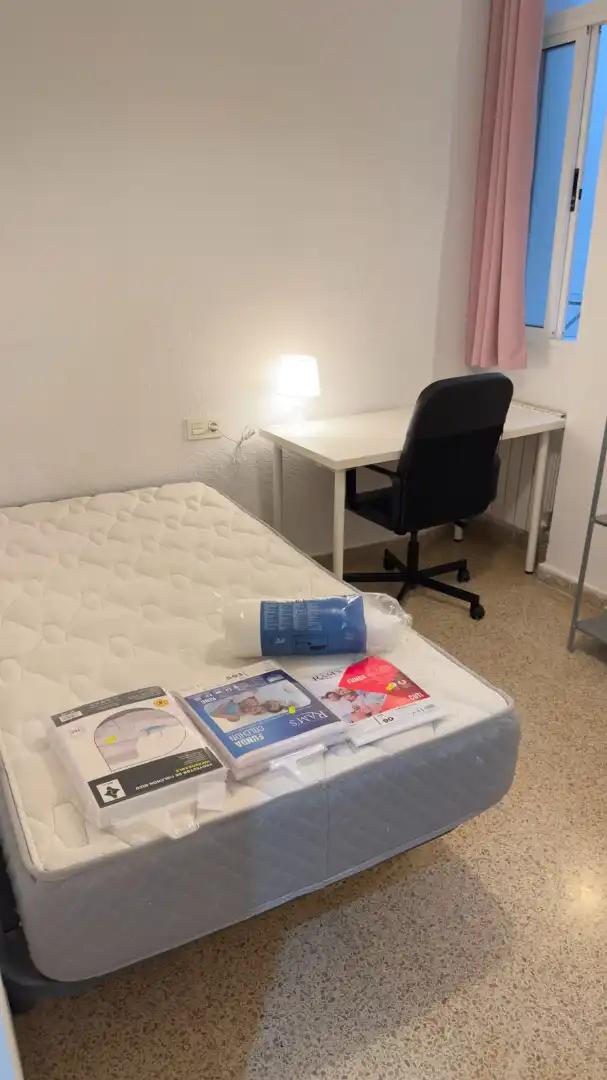 Habitación de Piso de alquiler en Granada con Aire acondicionado, Amueblado y Lavadora