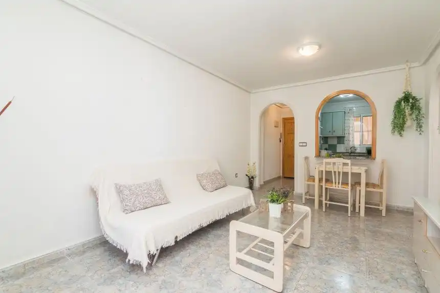 Wohnung zum Verkauf in Elche / Elx mit Klimaanlage, Terrasse und Möbliert