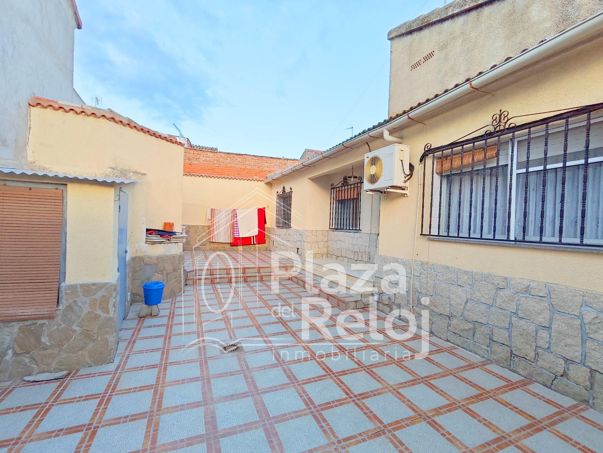Exterior view of House or chalet for sale in Calera y Chozas  with Air Conditioner, Private garden and Terrace