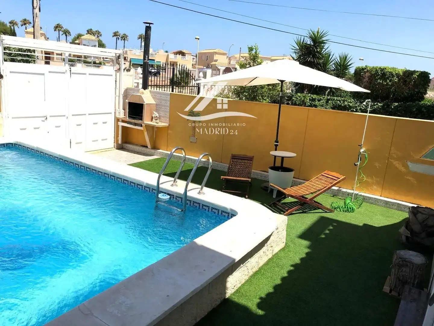 Piscina de Casa adosada en venda en Torrevieja