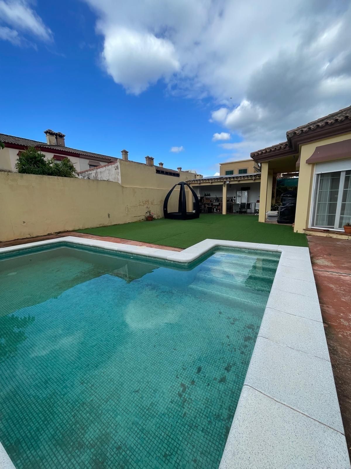Piscina de Casa o xalet en venda en Algeciras amb Aire condicionat, Jardí privat i Piscina