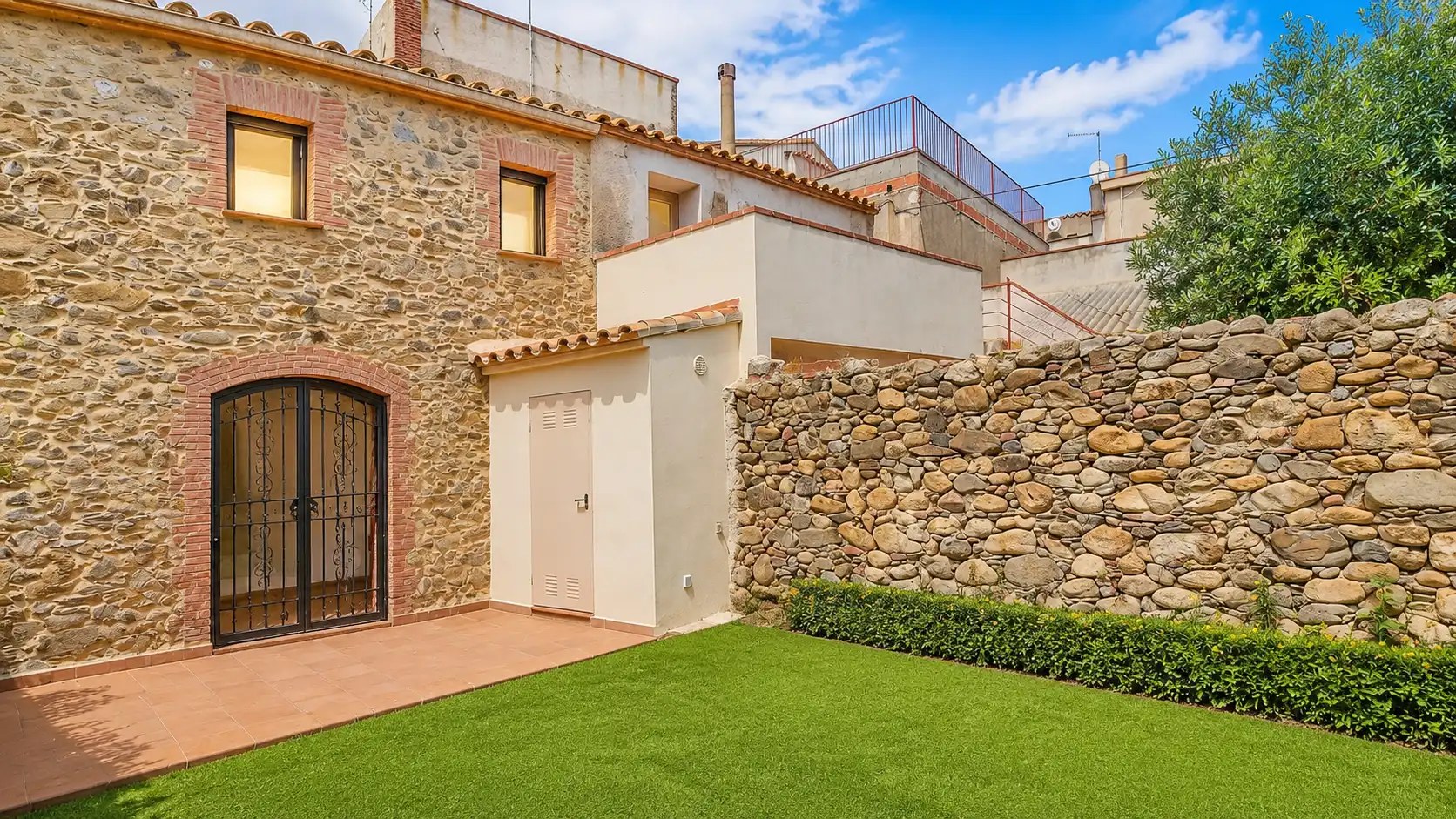 Vista exterior de Finca rústica de alquiler en Mollet de Peralada con Aire acondicionado, Calefacción y Jardín privado