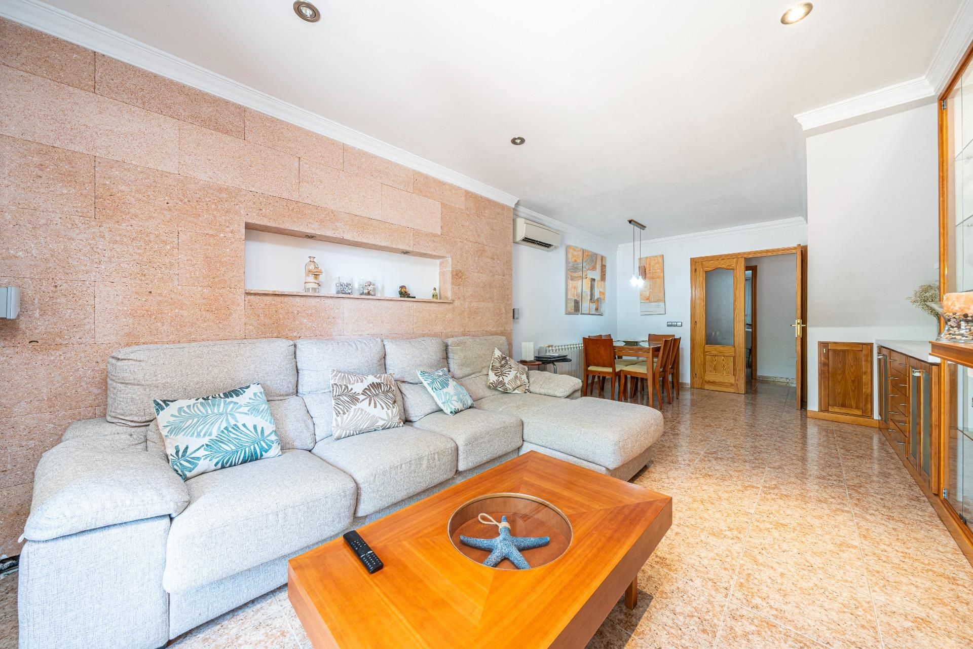 Living room of Single-family semi-detached for sale in Santa María del Camí  with Air Conditioner, Heating and Terrace
