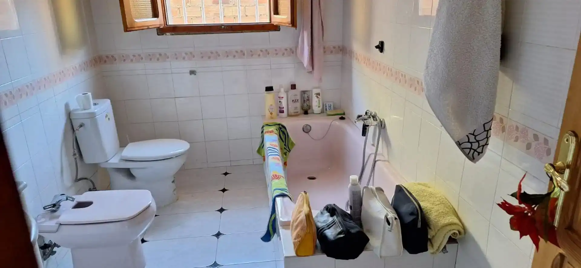 Baño de Piso en venta en Fuente-Tójar con Jardín privado, Trastero y Amueblado