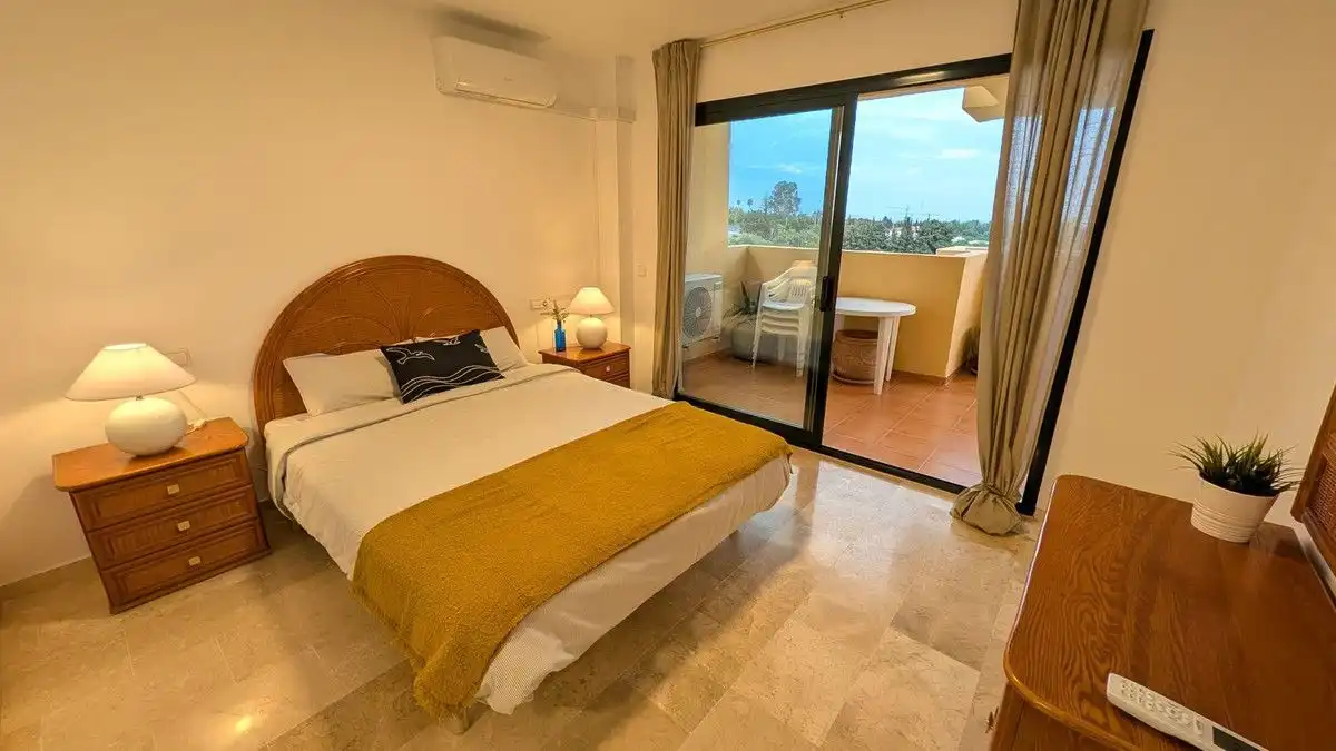 Dormitori de Apartament de lloguer en Estepona amb Aire condicionat, Calefacció i Terrassa