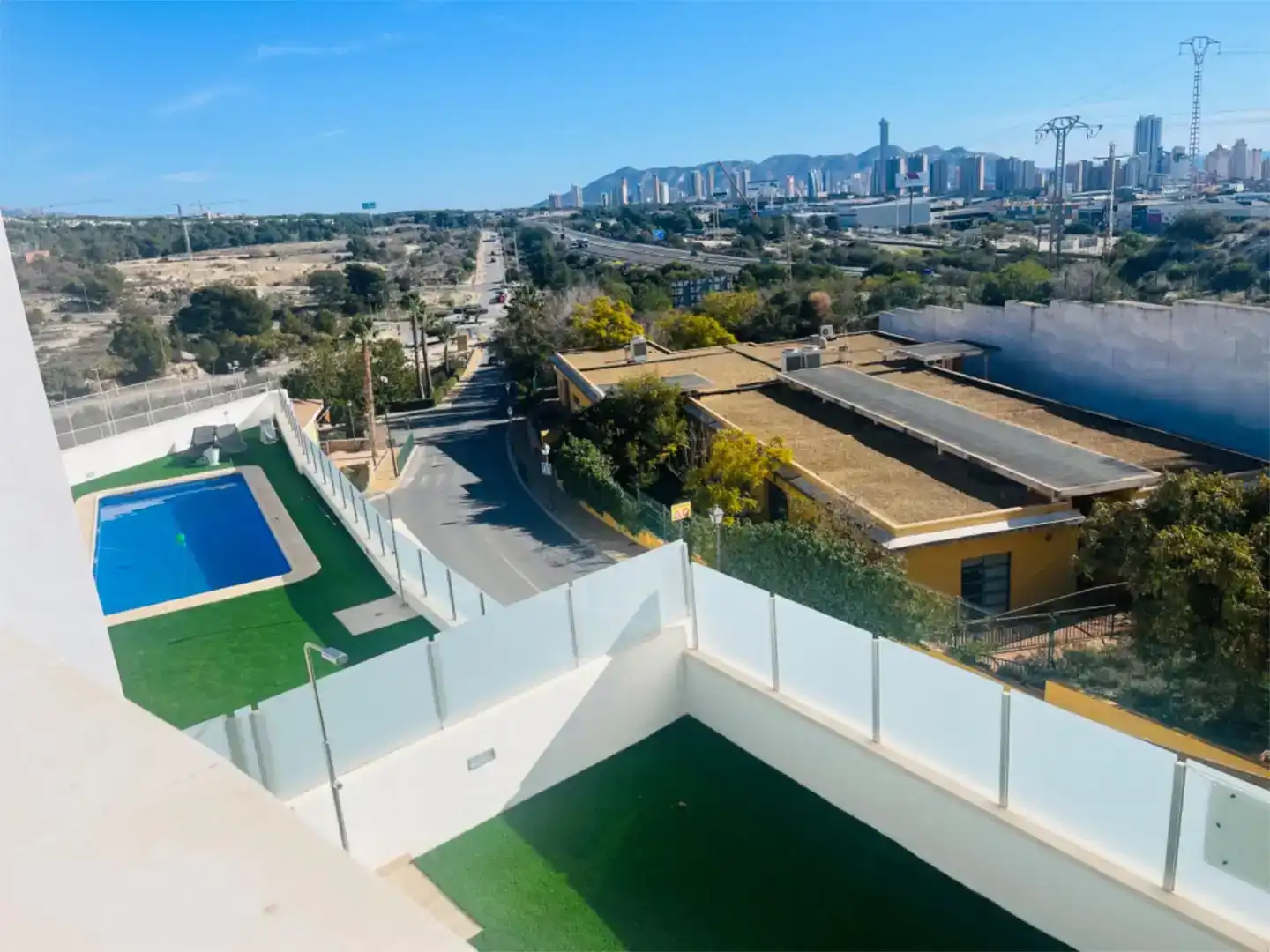 Vista exterior de Casa adosada en venda en Finestrat amb Aire condicionat, Piscina i Balcó