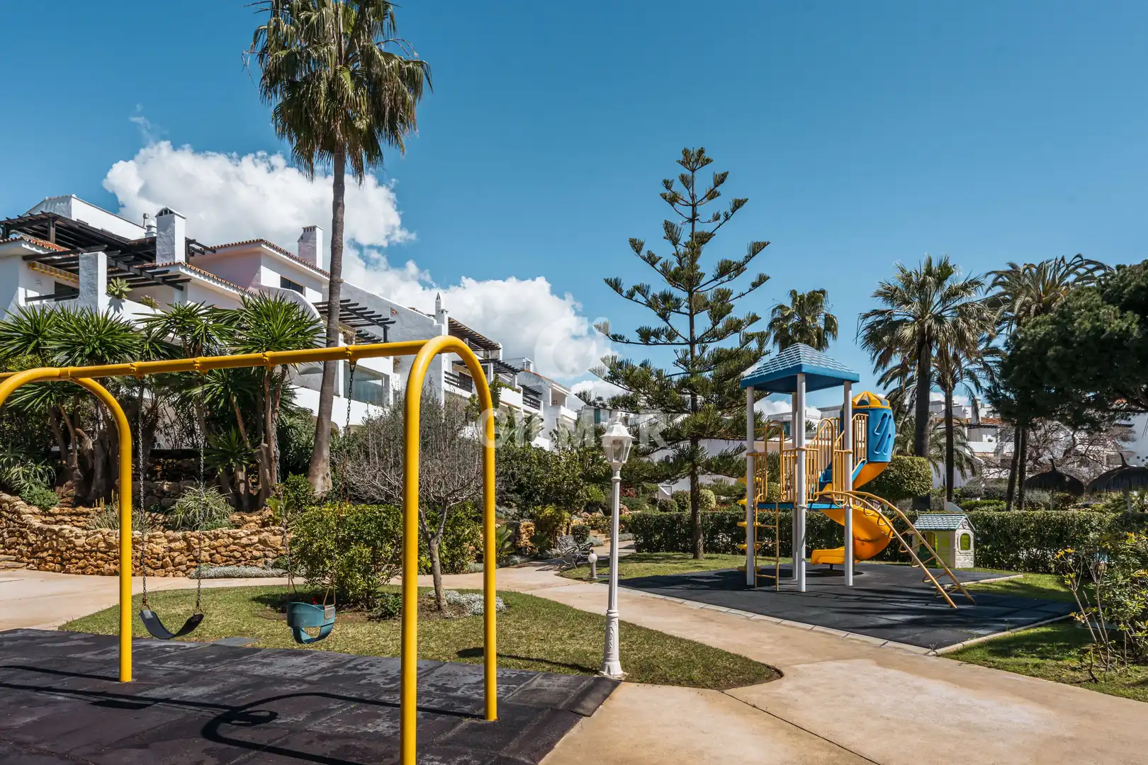 Vista exterior de Planta baixa en venda en Marbella amb Calefacció, Jardí privat i Piscina