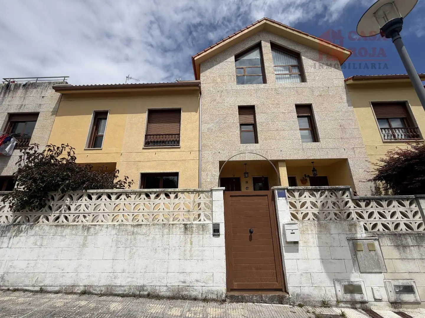 Außenansicht von Einfamilien-Reihenhaus zum Verkauf in Cangas  mit Heizung, Parkett und Abstellraum