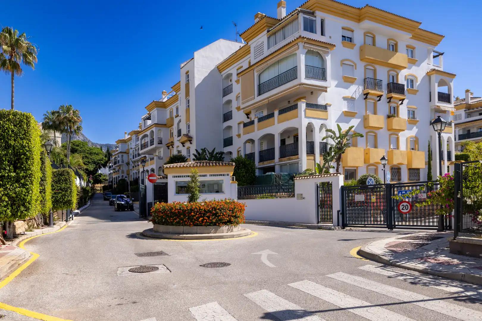 Außenansicht von Erdgeschoss zum Verkauf in Marbella mit Klimaanlage, Heizung und Terrasse