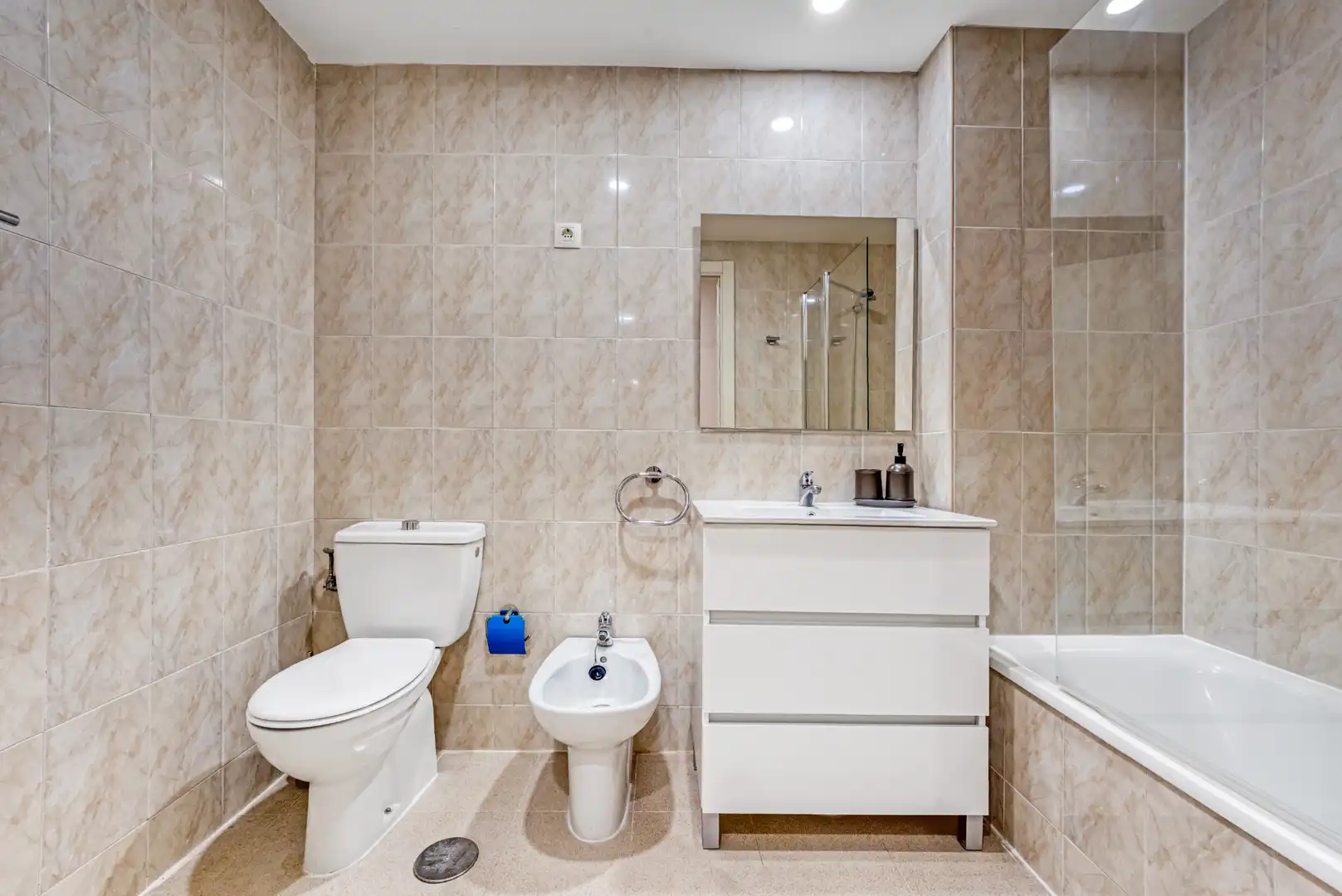 Bathroom of Apartments for rent in Madrid  with Air Conditioner, Heating and Parquet flooring