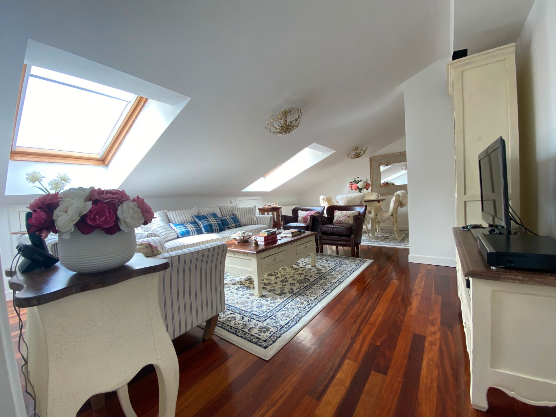 Sala d'estar de Pis en venda en Santiago de Compostela  amb Calefacció i Moblat