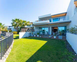 Vista exterior de Casa o xalet en venda en Guía de Isora amb Aire condicionat, Jardí privat i Terrassa