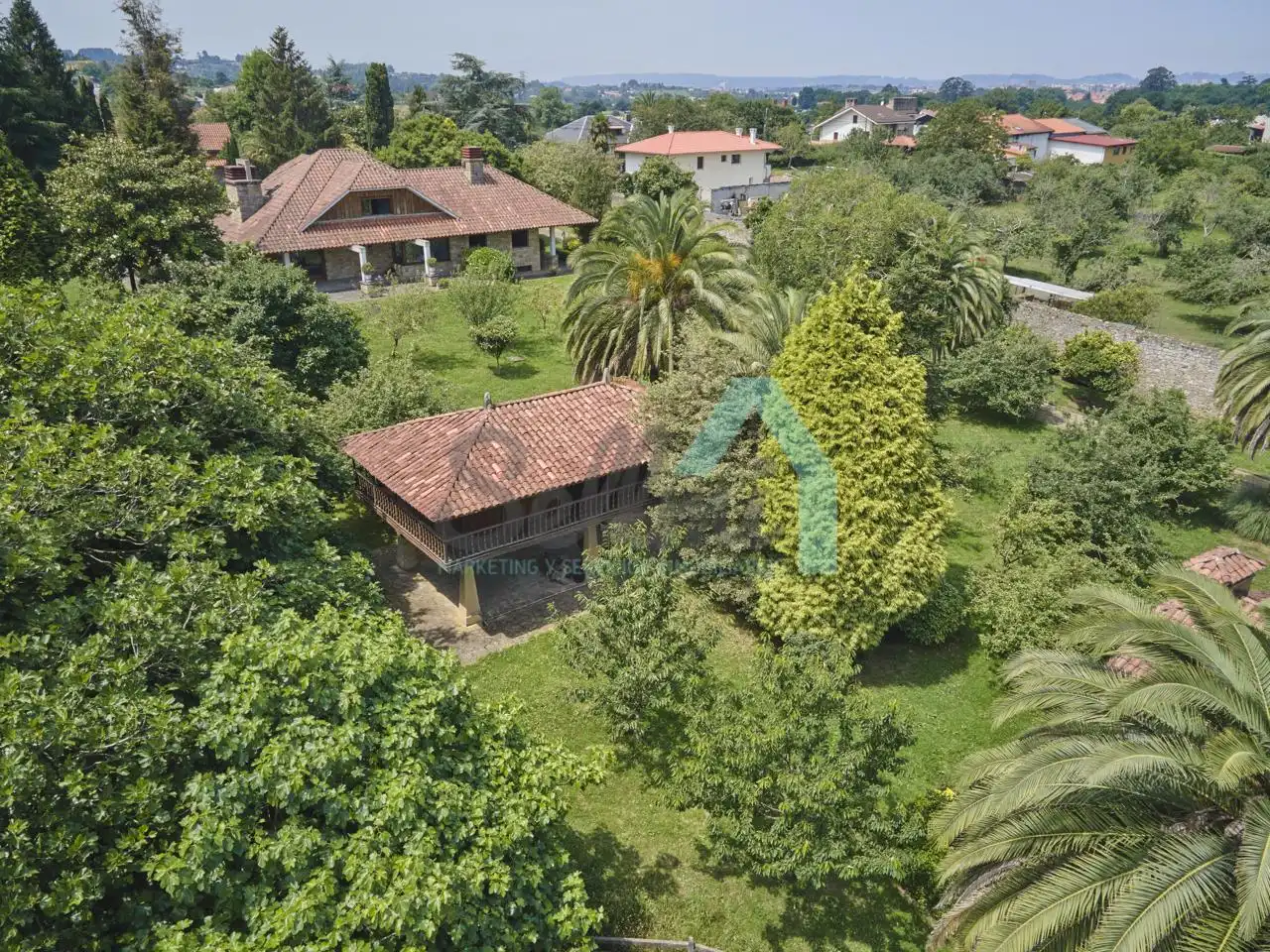 Vista exterior de Casa o xalet en venda en Gijón  amb Aire condicionat, Jardí privat i Parquet