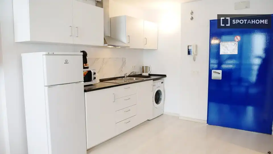 Cuina de Pis de lloguer en Madrid amb Aire condicionat, Calefacció i Moblat