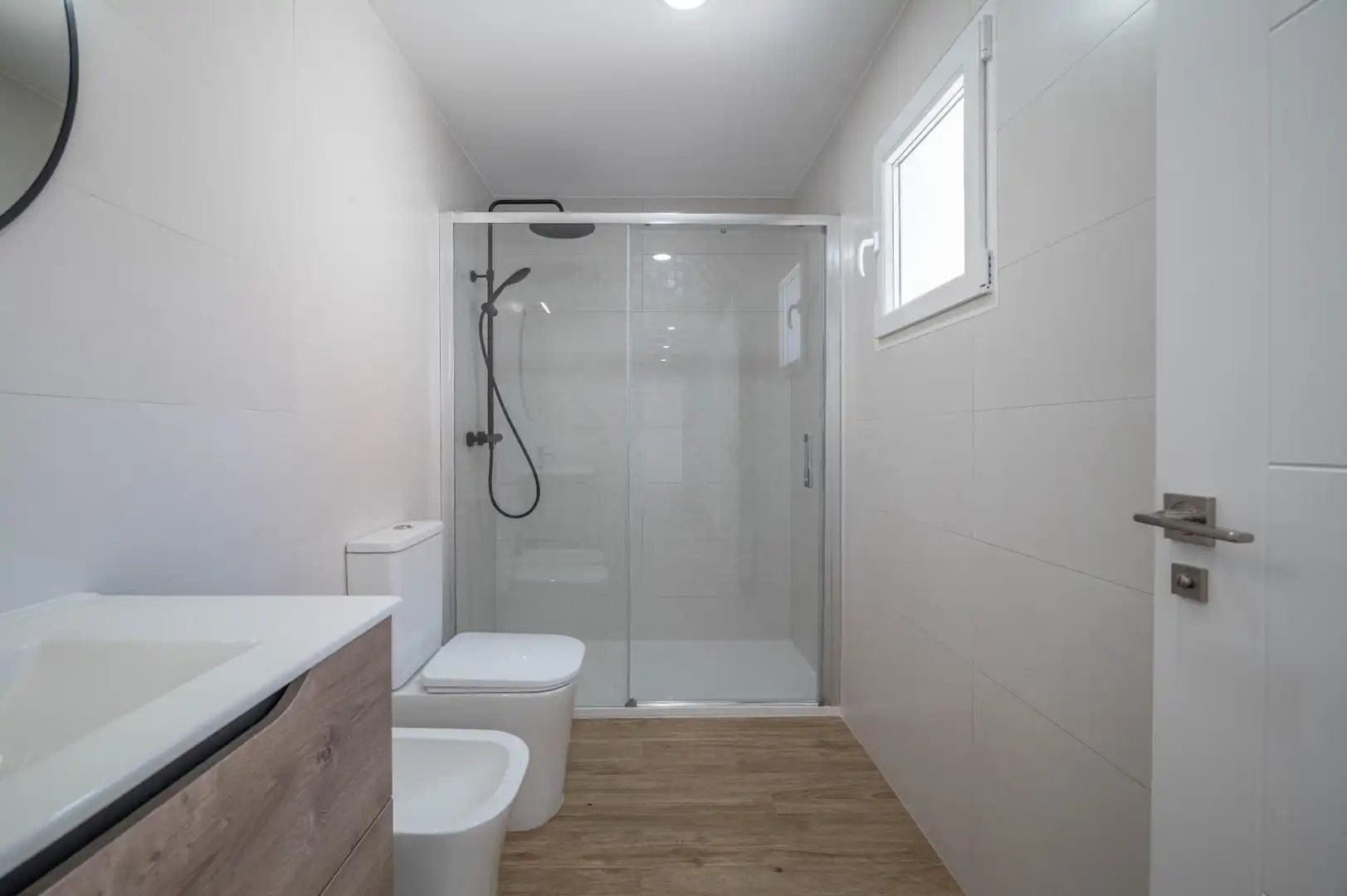 Badezimmer von Dachboden zum Verkauf in Granada mit Klimaanlage, Heizung und Terrasse