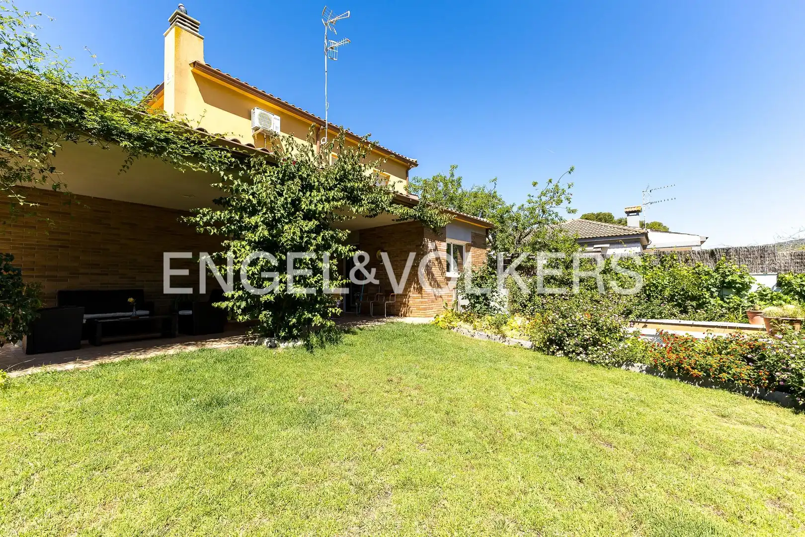 Vista exterior de Casa o xalet en venda en Cubelles amb Aire condicionat, Calefacció i Jardí privat