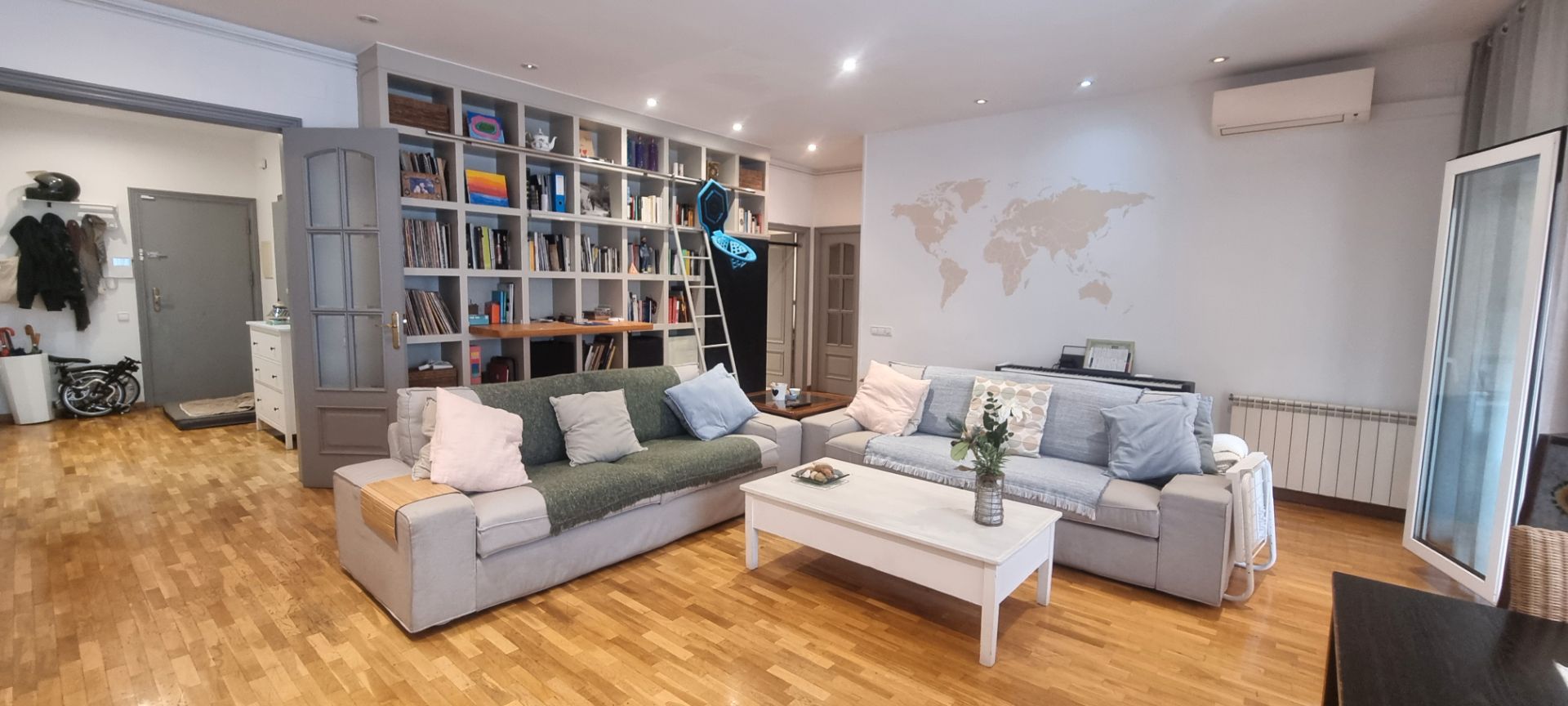 Living room of Flat for sale in Badalona  with Air Conditioner, Heating and Parquet flooring