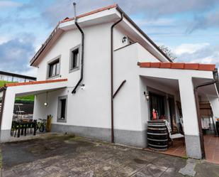 Vista exterior de Casa adosada en venda en Soto del Barco amb Calefacció, Jardí privat i Piscina