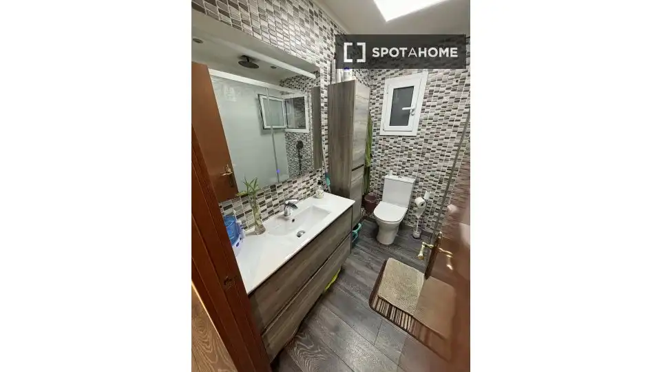 Baño de Piso para compartir en L'Hospitalet de Llobregat con Aire acondicionado y Terraza