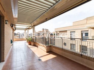 Penthouse with pool to rent in Campanar