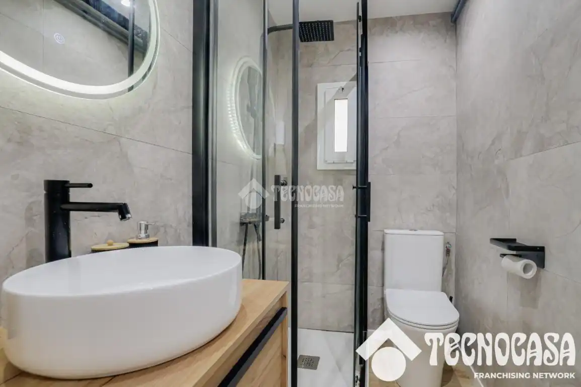 Bathroom of Flat for sale in Santa Coloma de Gramenet  with Air Conditioner, Heating and Parquet flooring