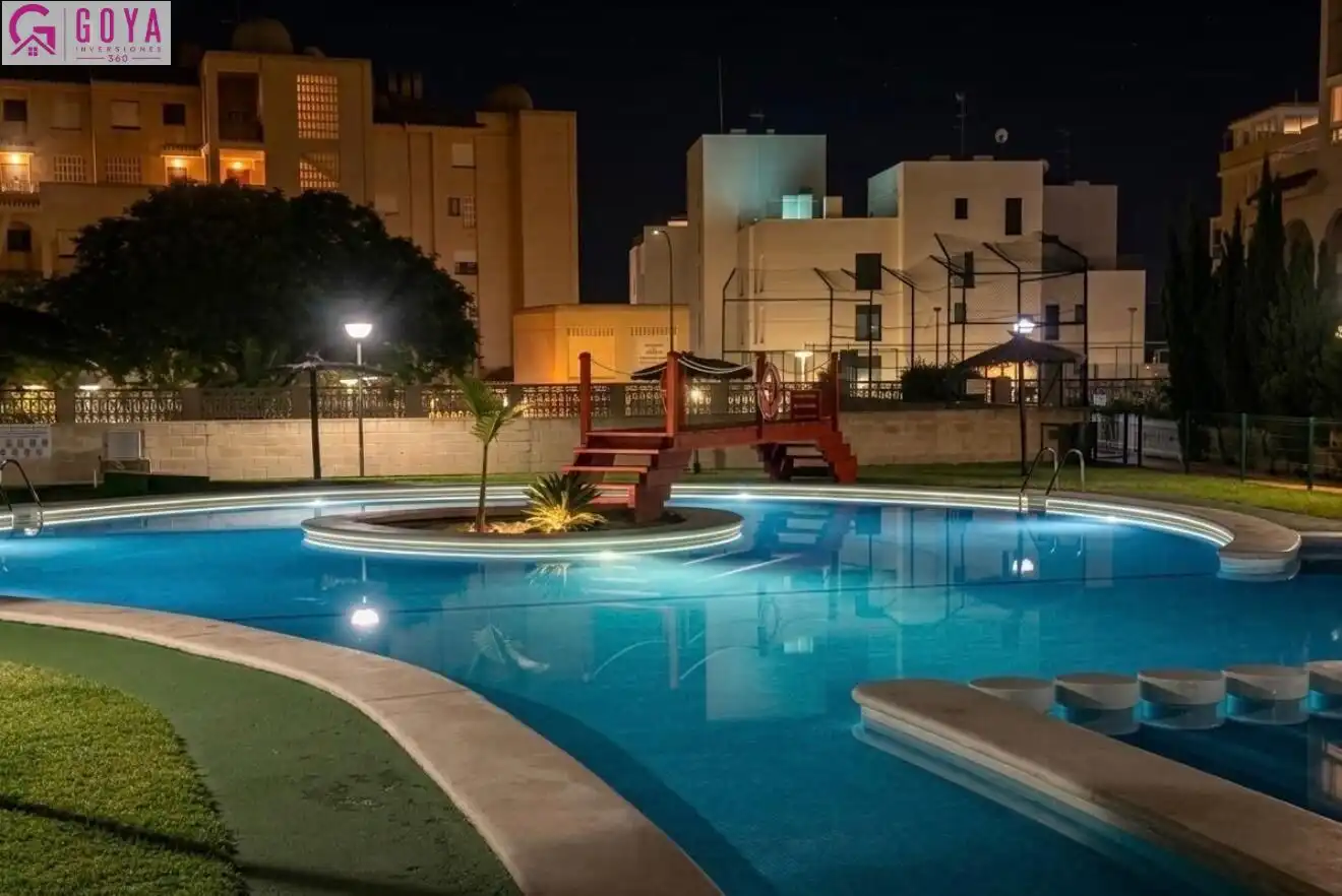 Casa a schiera con terrazza in vendita a Calle Gastón Castelló