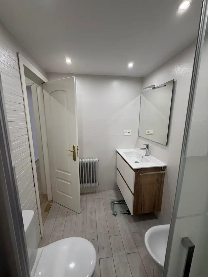 Baño de Piso de alquiler en Granada con Aire acondicionado, Calefacción y Amueblado