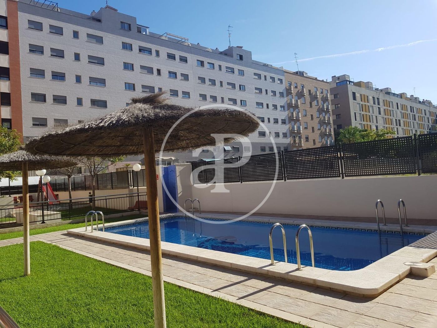 Piscina de Piso de alquiler en  Valencia Capital con Aire acondicionado, Calefacción y Jardín privado
