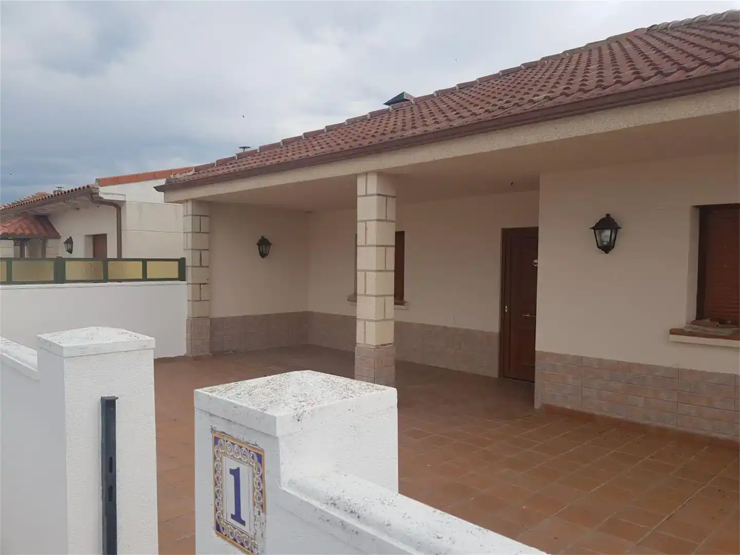 Vista exterior de Casa adosada en venda en Molezuelas de la Carballeda amb Balcó
